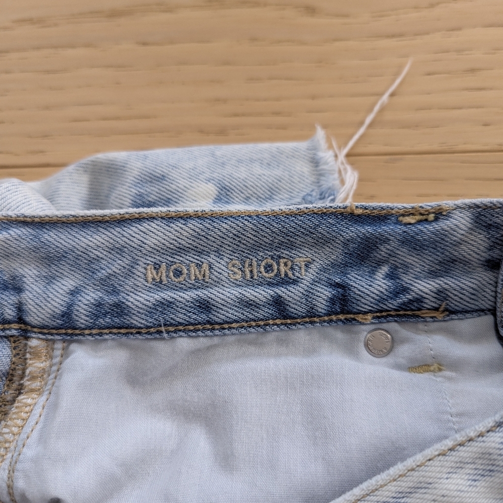 American Eagle Mom Shorts High Rise Acid Wash Distressed Denim - Size 4 - Picture 4 of 10